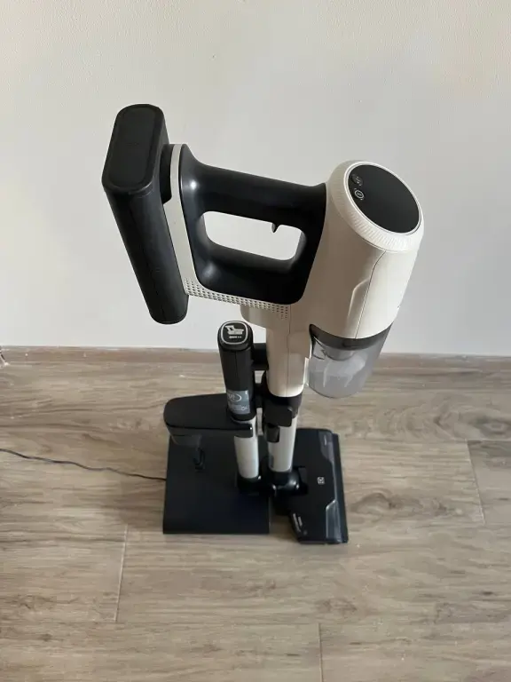 Беспроводной пылесос ELECTROLUX EP81HB25SH, отличное состояние, полностью рабочий