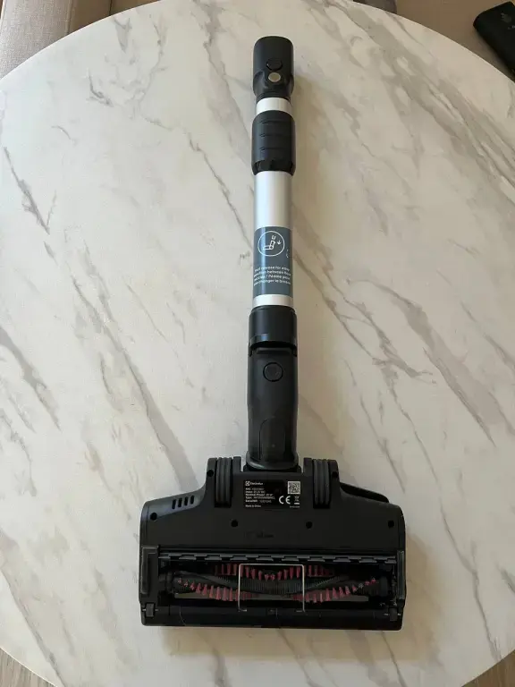 Беспроводной пылесос ELECTROLUX EP81HB25SH, отличное состояние, полностью рабочий