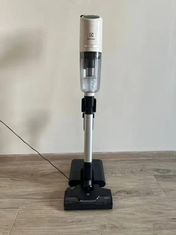 Беспроводной пылесос ELECTROLUX EP81HB25SH, отличное состояние, полностью рабочий
